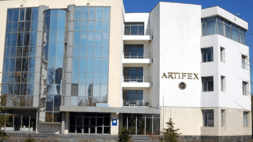 Université Artifex de Bucarest